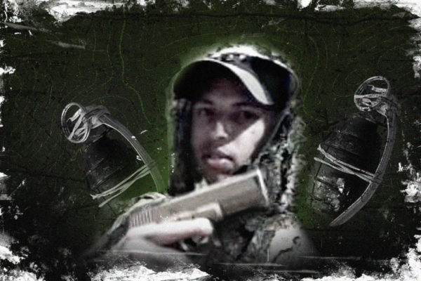 Foto preto e branca de criminoso de boné preto, camiseta branda e pistola empunhada com a mão direita - Metrópoles