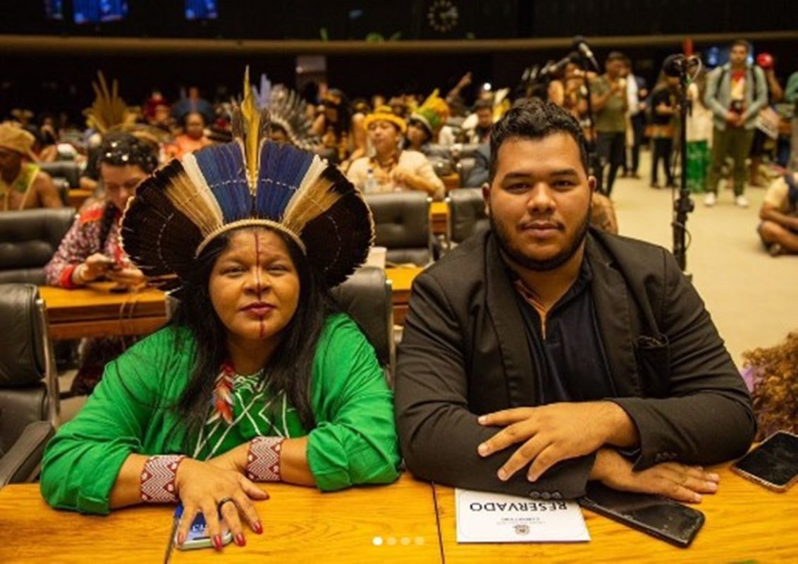 Foto colorida de Hony e Sonia Guajajara - Metrópoles