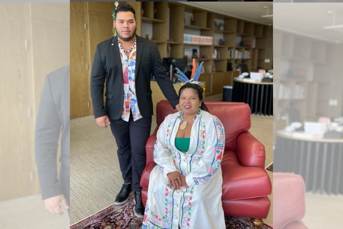 Foto colorida de Hony e Sonia Guajajara - Metrópoles
