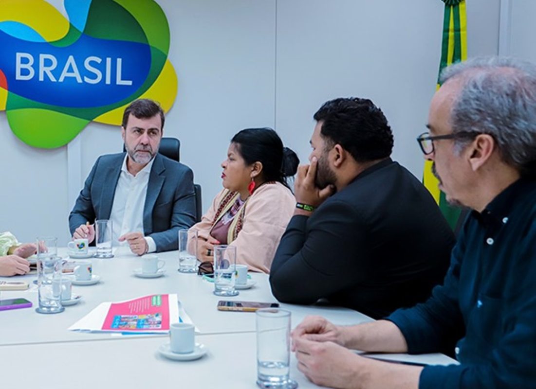 Foto colorida de Hony, Sonia Guajajara e Marcelo Freixo - Metrópoles