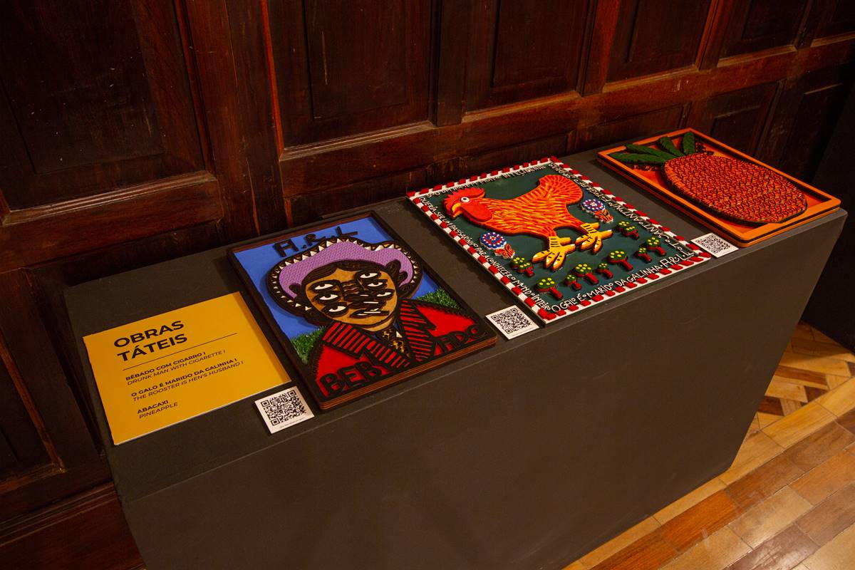 foto colorida de desenhos sobre bancada - metrópoles