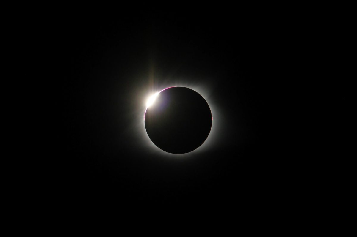 Imagem colorida de eclipse solar total - Metr&oacute;poles
