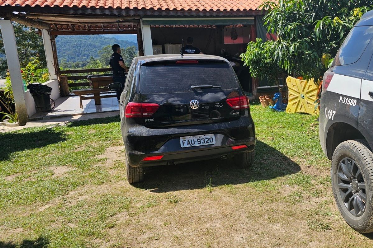 Imagem colorida mostra local onde a polícia prendeu 3 pessoas que criaram uma central telefônica para a aplicação de golpes financeiros - Metrópoles