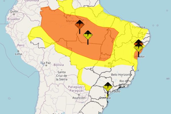 Foto colorida de alerta amarelo e laranja de chuvas intensas para o Brasil - Metrópoles