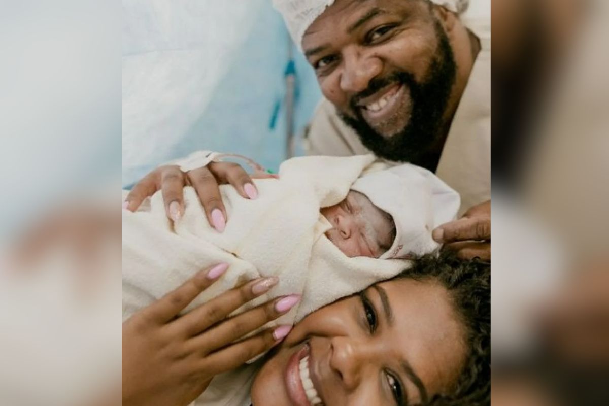 Foto colorida de Xande de Pilares, Thay Pereira e a filha, Estrela - Metrópoles