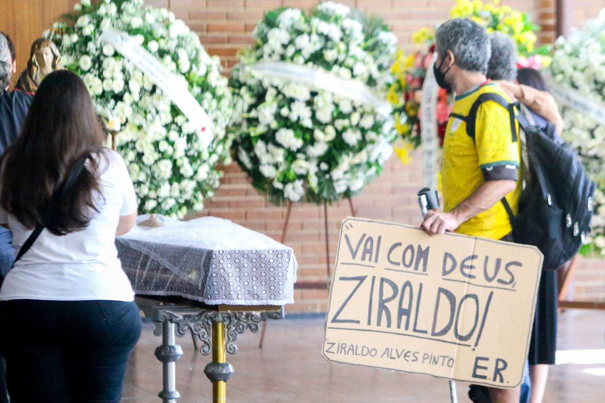 Foto colorida de familiares, amigos e fãs se despedindo de Ziraldo - Metrópoles