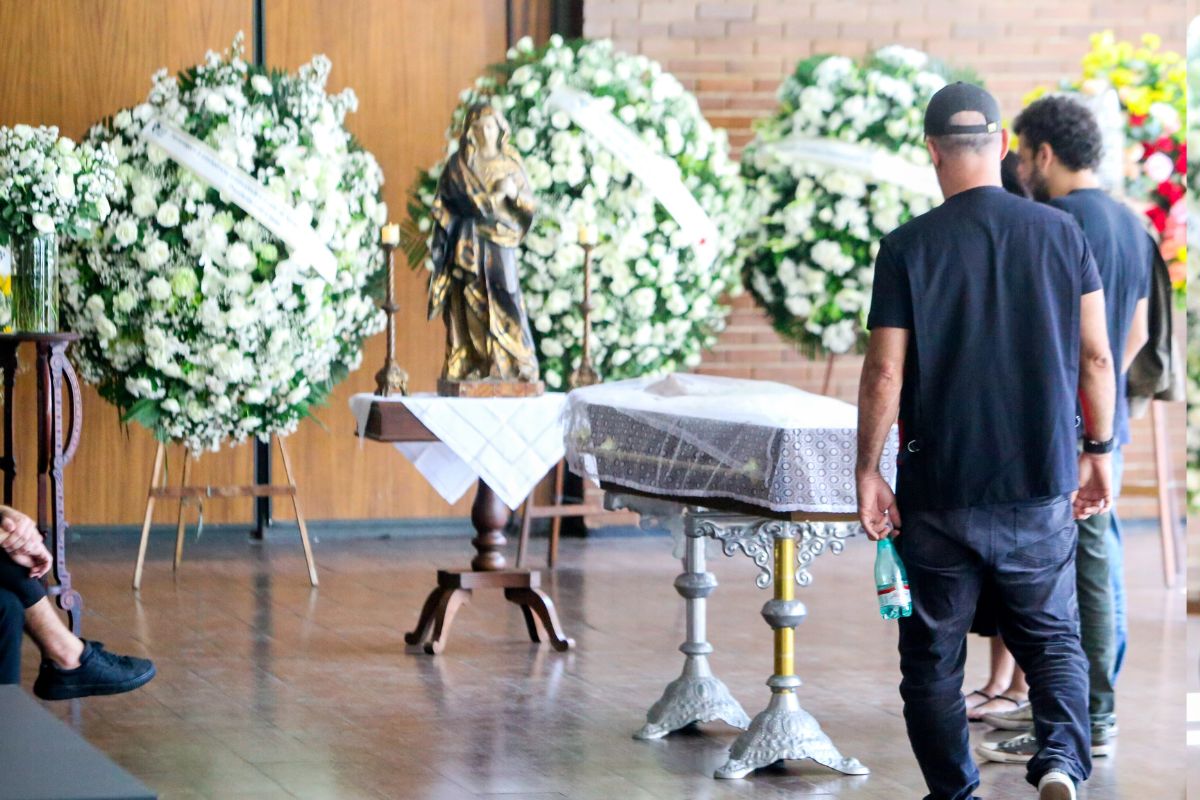 Foto colorida de familiares, amigos e fãs se despedindo de Ziraldo - Metrópoles