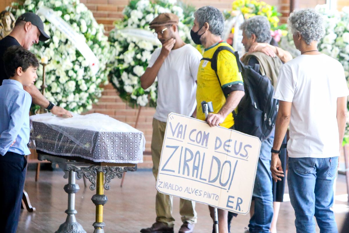 Foto colorida de familiares, amigos e fãs se despedindo de Ziraldo - Metrópoles