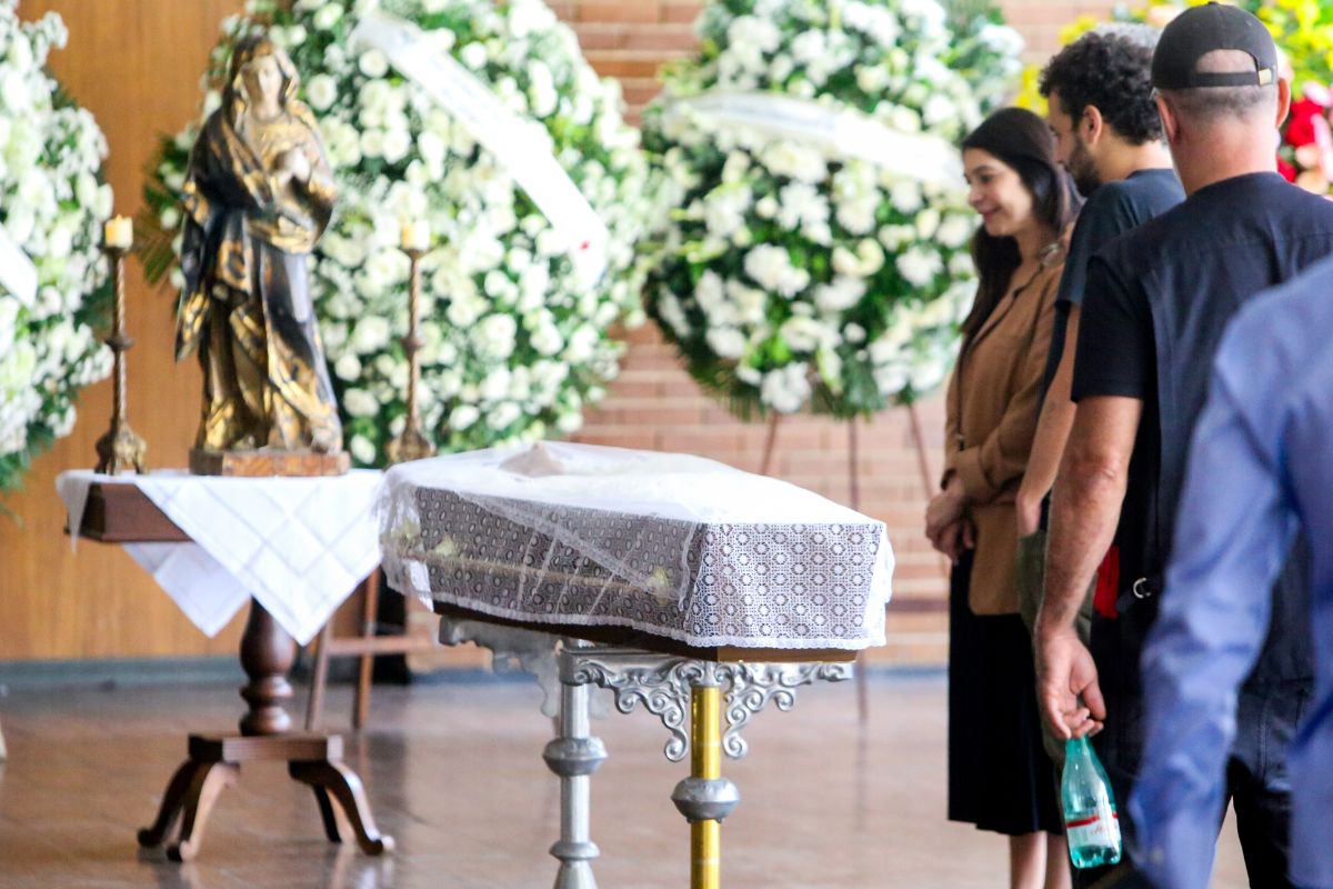 Foto colorida de familiares, amigos e fãs se despedindo de Ziraldo - Metrópoles