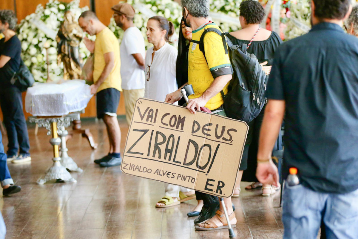 Foto colorida do velório de Ziraldo