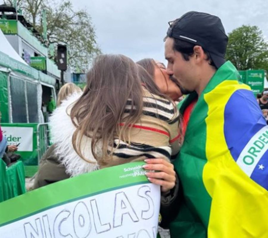 Foto colorida de sabrina sato beijando nicolas prattes com zoe no colo - metrópoles