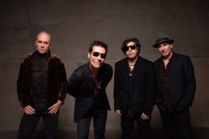 Fotografia colorida da banda Capital Inicial-Metrópoles