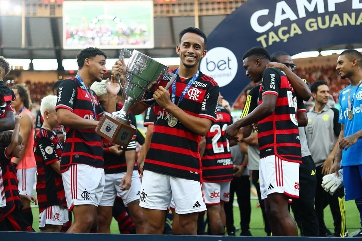 Matheus Gonçalves posa com a taça - Metrópoles