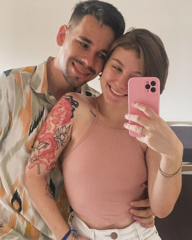 Isabel Veloso e o marido posam juntos e sorridentes - Metr&oacute;poles