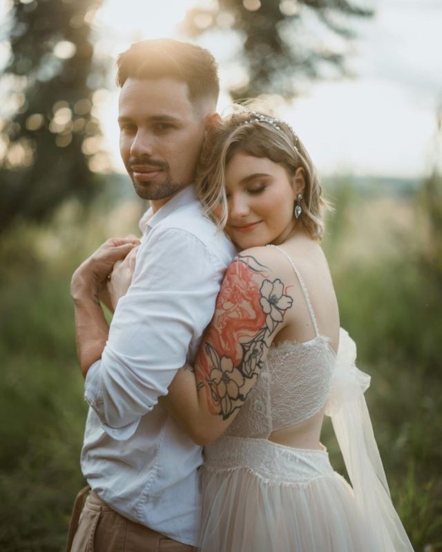 Isabel Veloso e o marido posam abraçados no dia do casamento - Metrópoles