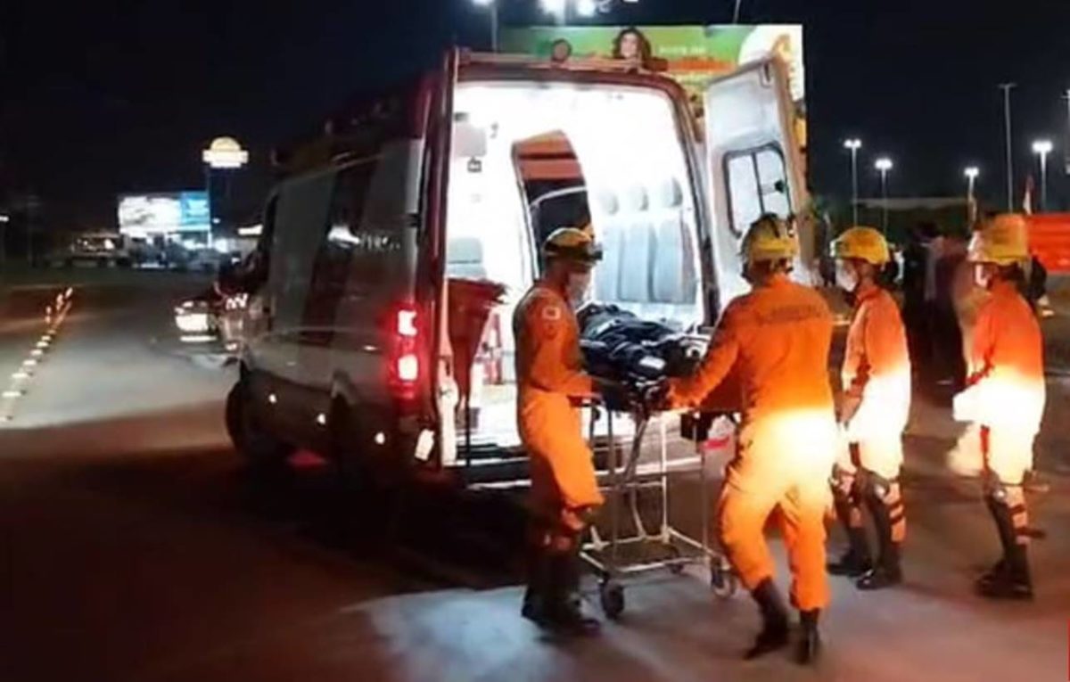 Imagem colorida de equipes dos bombeiros prestando socorro a trabalhadores atropelados no sia - Metrópoles