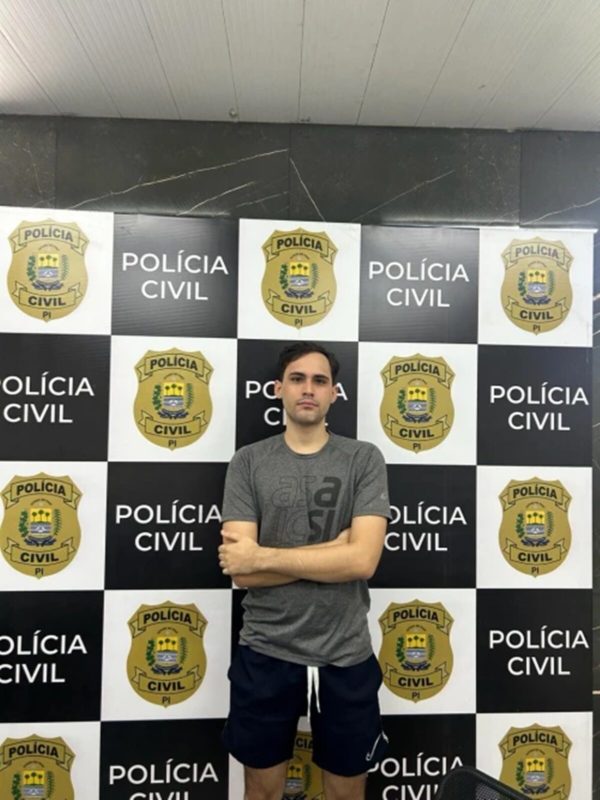 Ator Caio Antures posa para as lentes da polícia - Metrópoles