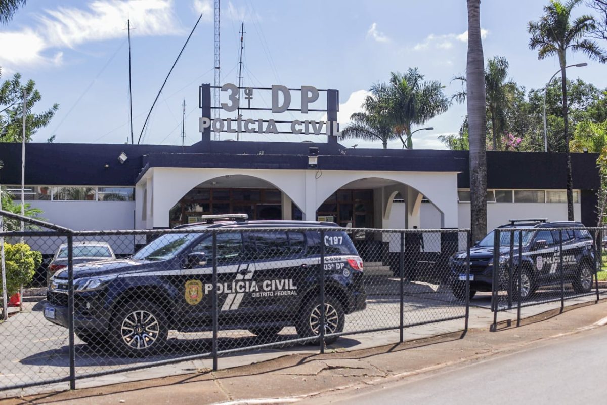 Foto colorida de delegacia de polícia. Em placa na entrada: terceira dp polícia civil