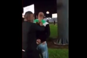 Imagem colorida de um homem sendo preso - Metrópoles