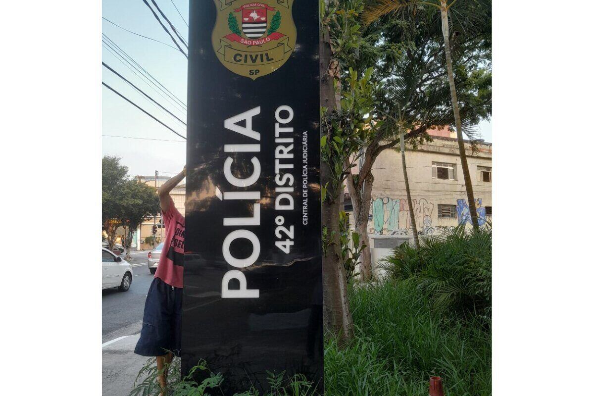 Totem do 42º DP a Polícia Civil de São Paulo, em calçada - Metrópoles