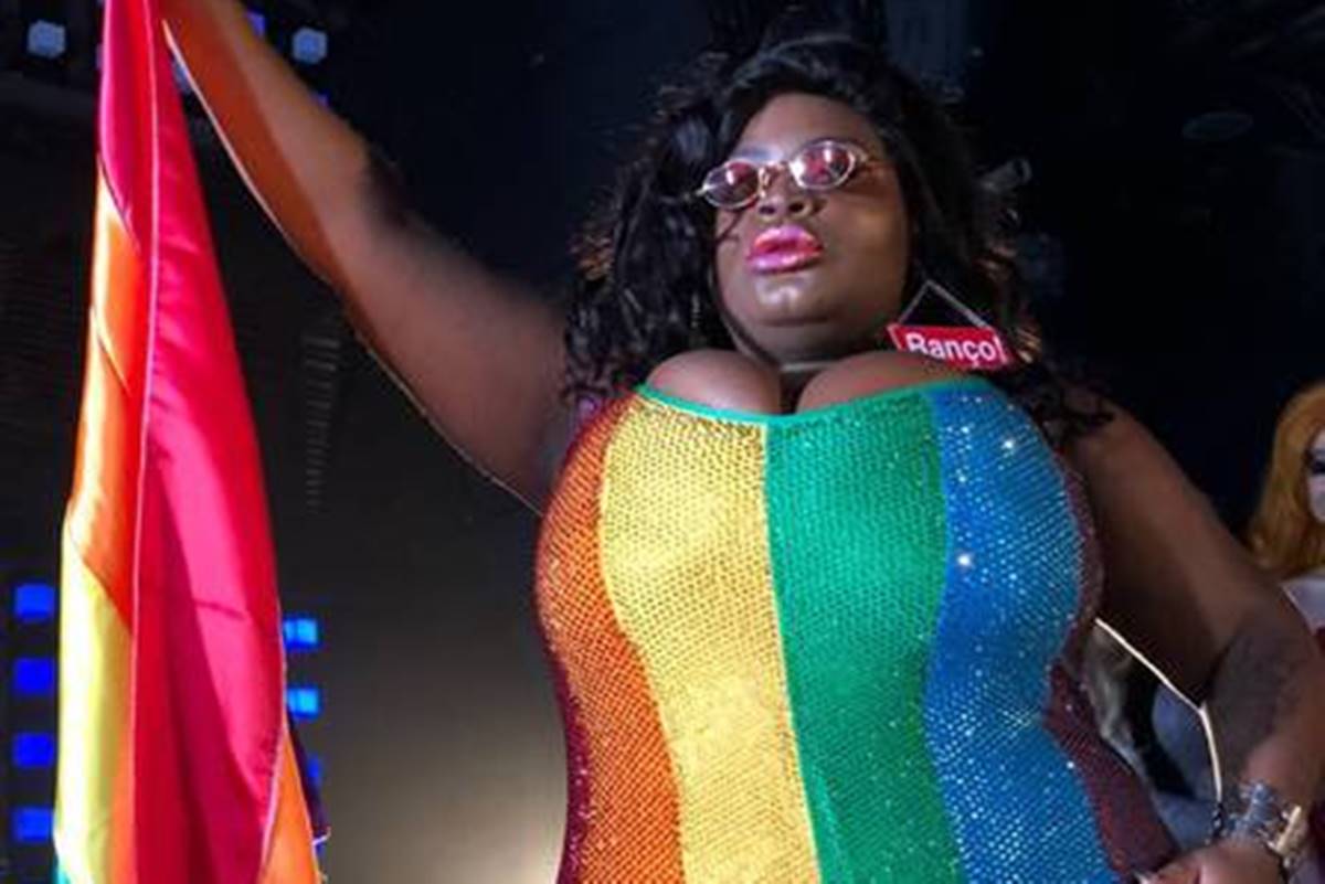 Jojo Todynho com roupa e bandeira nas cores da comunidade LGBT - Metrópoles