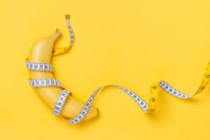 Ilustração de banana enrolada em fita métrica - Metrópoles