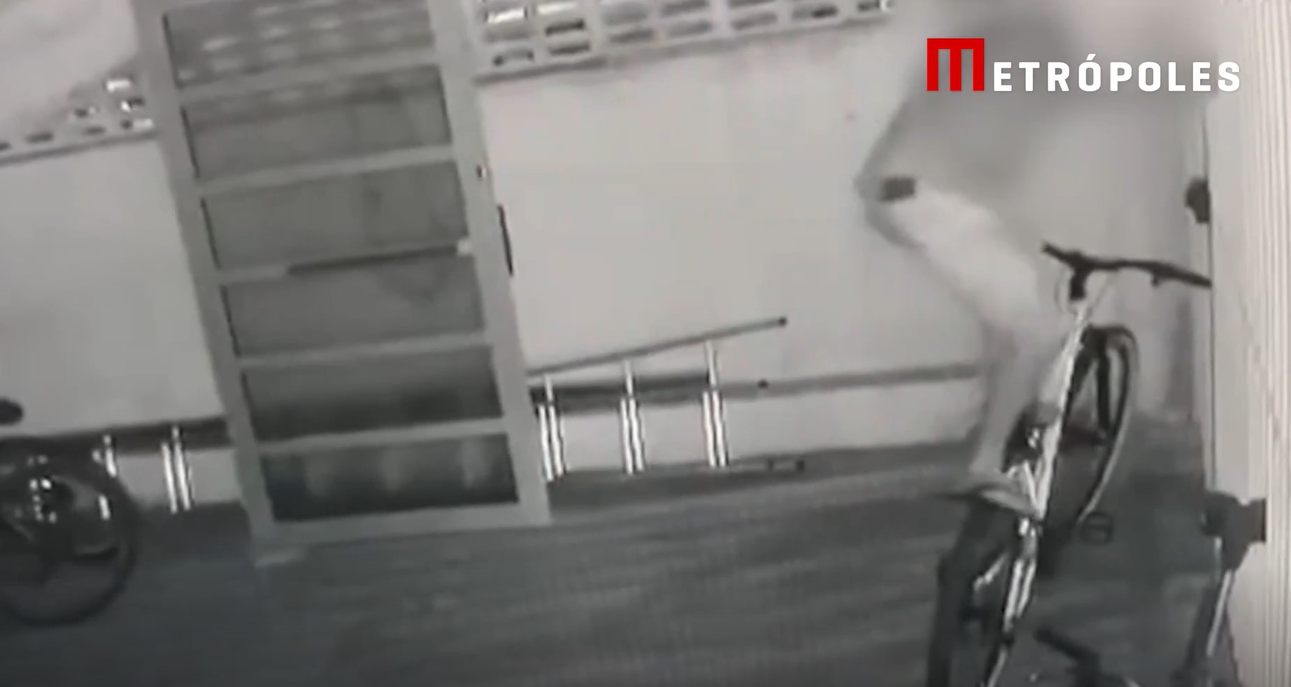 Vídeo: jovem invade prédio e escala grade para fugir com bike furtada