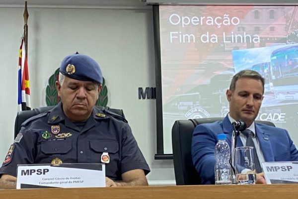 foto colorida de coletiva do MPSP e da SSP sobre operação em empresas de ônibus; na foto, coronel Cássio de Freitas (esq.) e o secretário Guilherme Derrite - Metrópoles