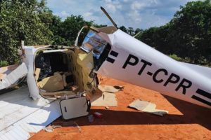Imagem colorida mostra avião que partiu ao meio com drogas dentro - Metrópoles