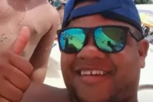 Imagem colorida de homem com óculos escuro e boné. Metrópoles