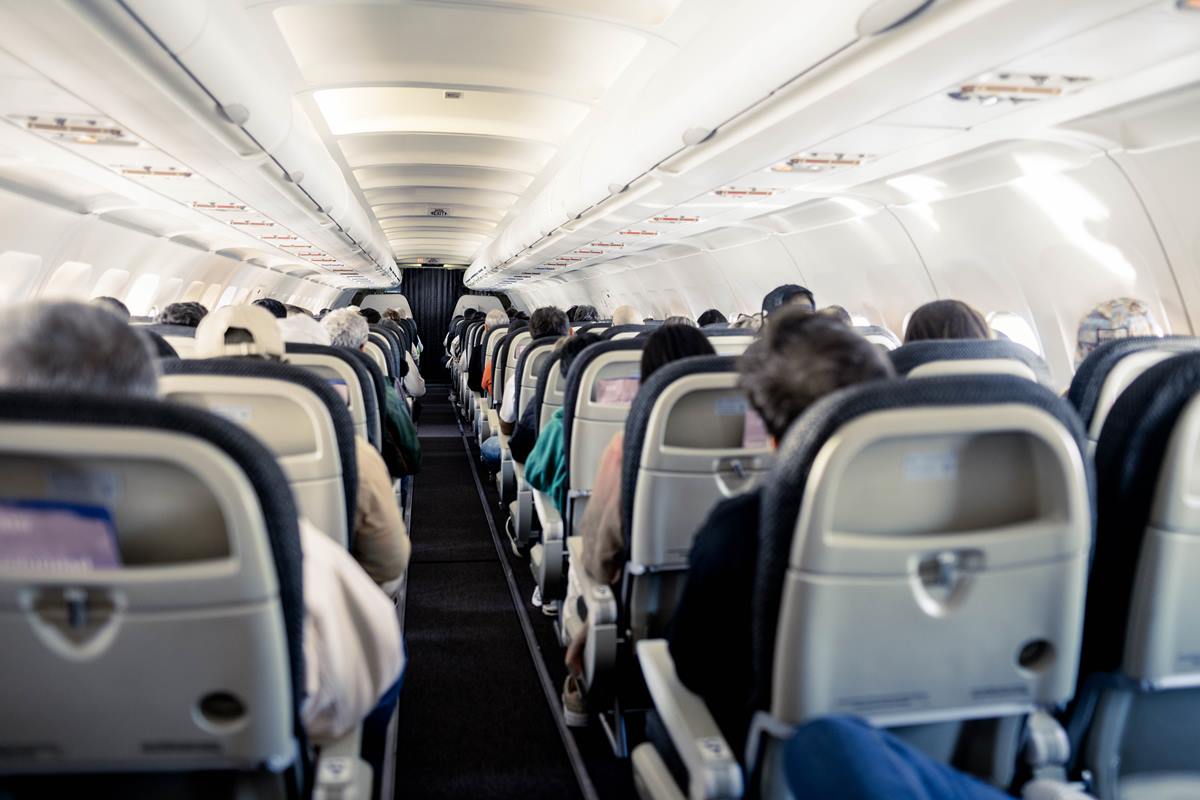 Foto colorida de passageiros de avião - Metrópoles