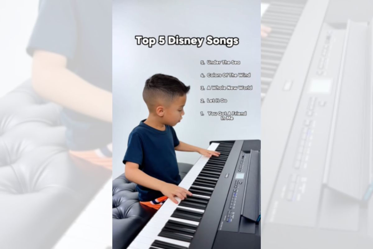 Foto colorida de um menino tocando piano - Metrópoles