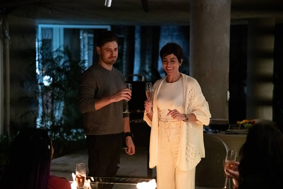 Na imagem colorida, homem e mulher estão lado a lado, segurando taças - Metrópoles