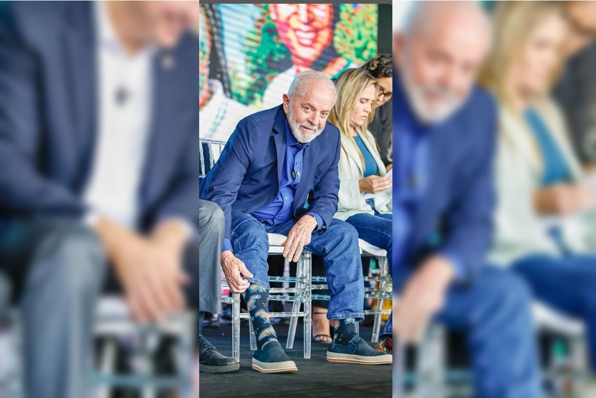 Presidente Lula posa com meia de capivaras