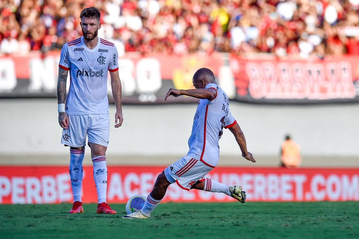 Gol de falta de De La Cruz, Flamengo (Foto: Metrópoles)