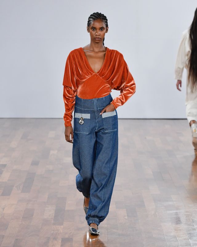 Look com blusa laranja aveludada e calça jeans na passarela de moda - Metrópoles