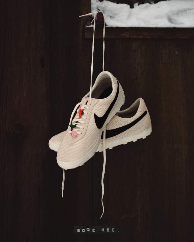 Na imagem com cor, foto de divulgação da nova coleção da Nike com a Bode - metrópoles