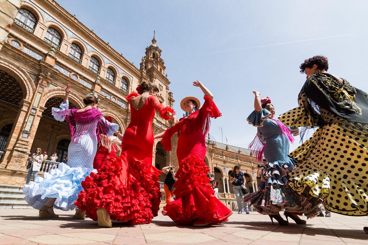 A Feira de Sevilha pulsa cultura e tradição, com as cores, ritmos e produtos típicos