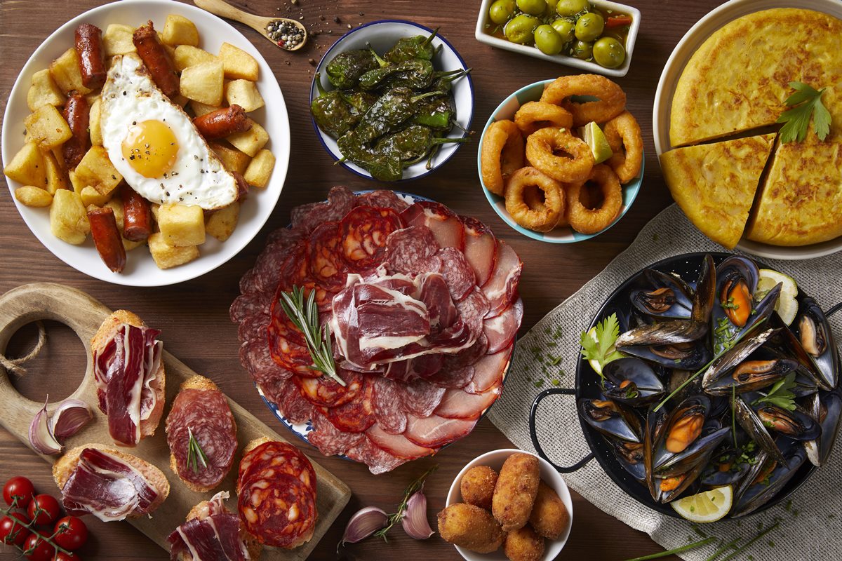 As casetas oferece diversas comidas típicas da Espanha