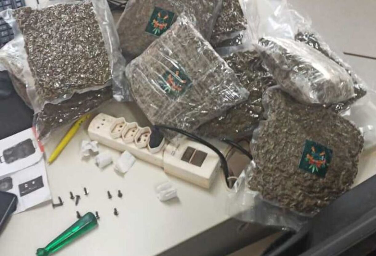 Casal que disse estar voltando de velório transportava 5kg de maconha