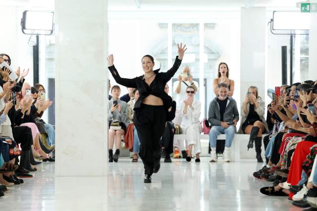 Na imagem com cor, Karoline Vitto no Milão Fashion Week - Metrópoles