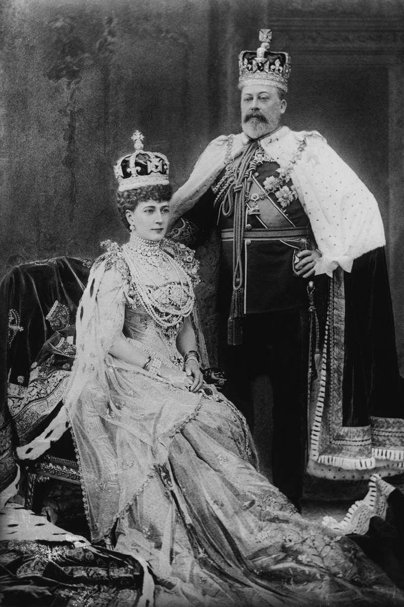 Foto em preto e branco de mulher com roupa de rainha e homem com roupa de rei - Metrópoles
