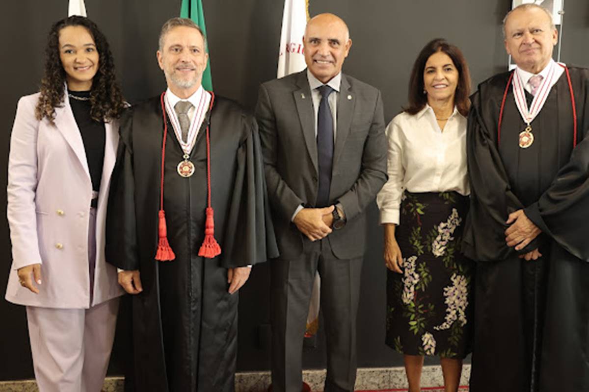 Desembargadores Jair Soares e Sérgio Rocha são empossados no TRE-DF ...