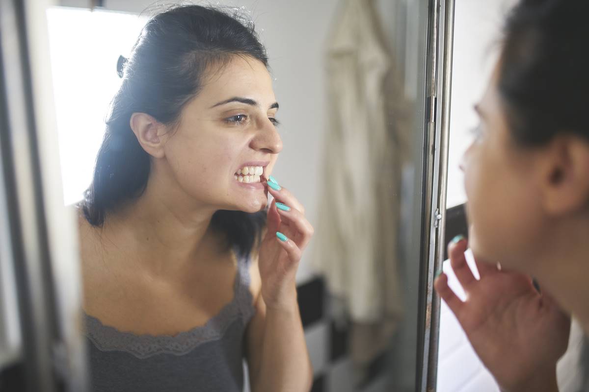 O consumo diário do vinagre de maçã pode contribuir para o desgaste do esmalte dos dentes