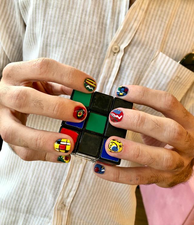 Na imagem com cor, a manicure Ju Pinheiro, que faz unhas nas artes - Metrópoles