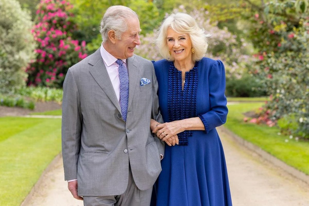 Foto de homem idoso com blazer cinza e de mulher idosa com vestido azul - Metrópoles