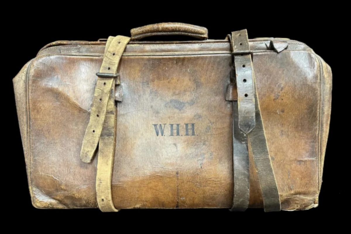 Foto mostra bolsa de couro de um violinista achada no Titanic