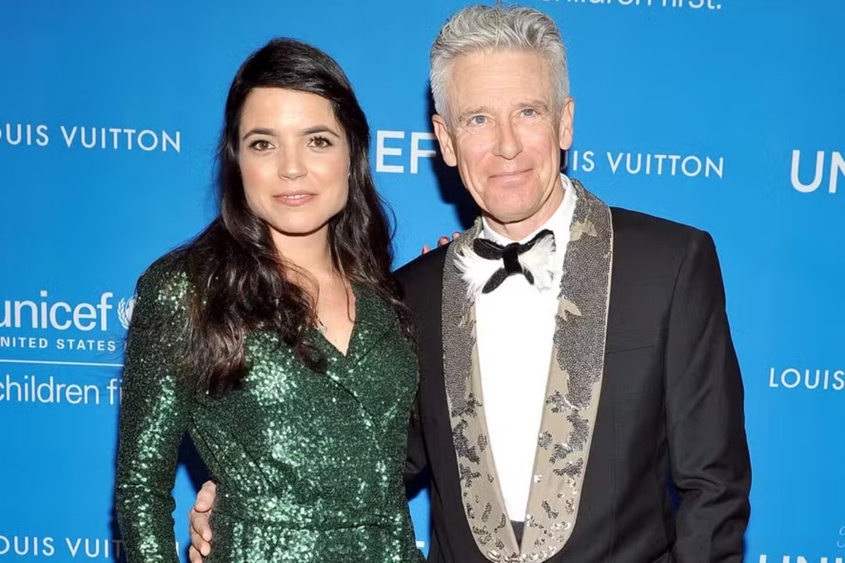 Mariana Teixeira de Carvalho e Adam Clayton em foto colorida - Metrópoles