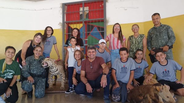 foto colorida de policiais ambientais durante visita à Escola Estadual de Ensino Fundamental e Médio Professor Osvaldo Ranazzi, em Santo Anastácio, onde ministraram palestra - Metrópoles