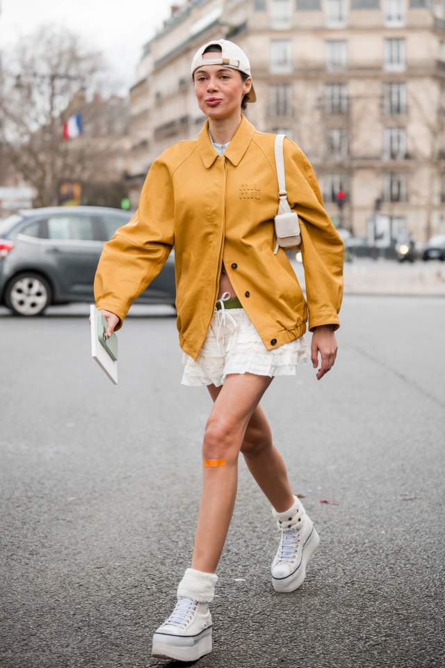 Na imagem com cor, foto de tênis plataforma - metrópoles